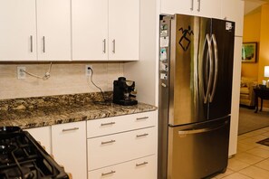 冷蔵庫、電子レンジ、オーブン、コンロ