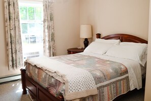 4 bedrooms, iron/ironing board, WiFi, bed sheets - Still Waters on Long Pond • Cozy • Near Mt & Quiet (Denmark)