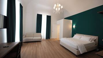 Escritorio, espacio para trabajar con laptop y wifi gratis