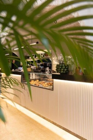 Un espace buffet avec un comptoir où sont présentés différents plats.