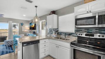 Condo, Multiple Beds (Gulf Island 314) | Private kitchen