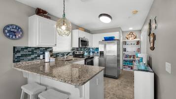Condo, Berbilang Katil (Gulf Island 314) | Dapur peribadi | Ketuhar, pembakar roti