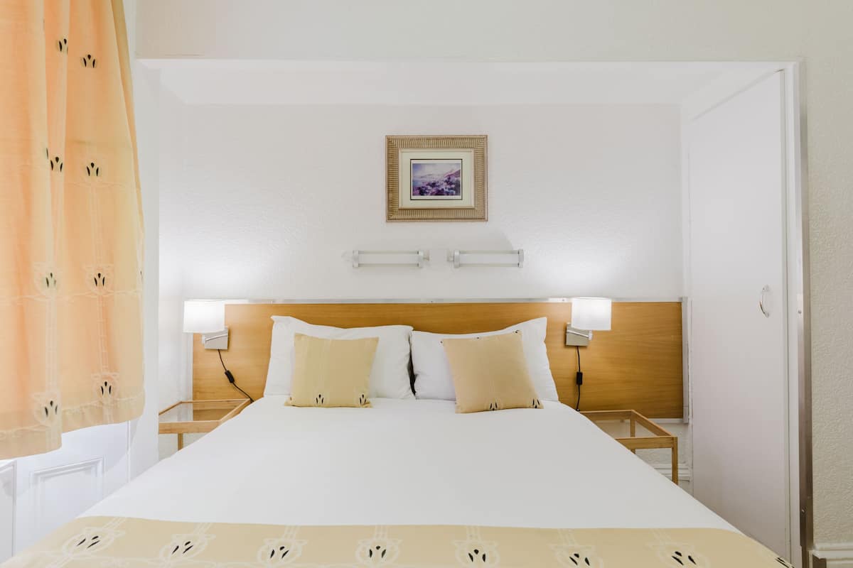 Double Room, Ensuite (External Private Toilet)