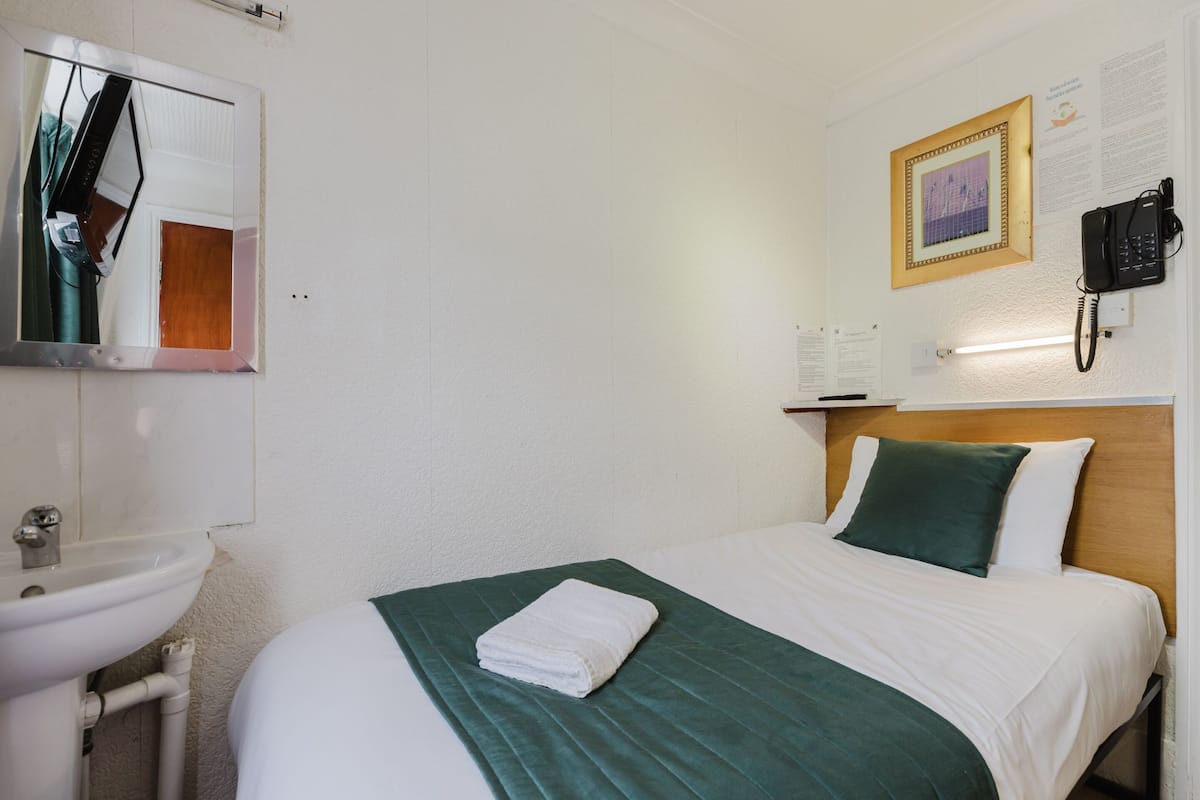 Standard Single Room, Ensuite | WiFi (free)