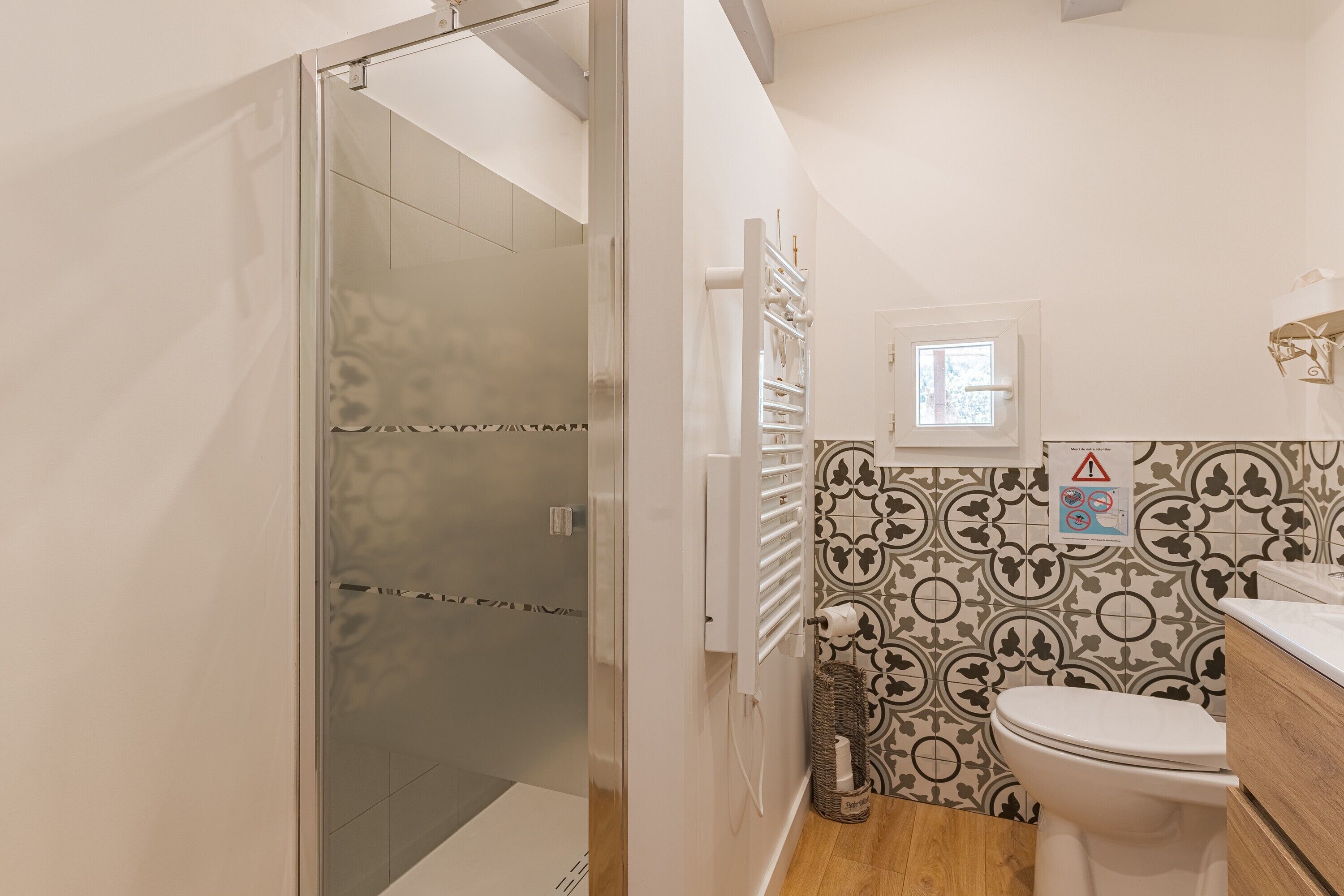 Chuveiro, produtos de toalete grátis, secador de cabelo 