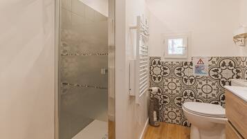 Chuveiro, produtos de toalete grátis, secador de cabelo