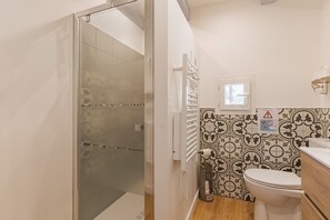 Dusche, kostenlose Toilettenartikel, Haartrockner, Handtücher