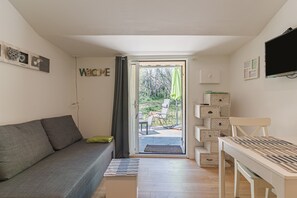 TV - Cottage 'Le Romarin' with Shared Pool, Wi-Fi and Air Conditioning (Puget)