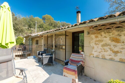 Cottage 'Le Romarin' with Shared Pool, Wi-Fi and Air Conditioning