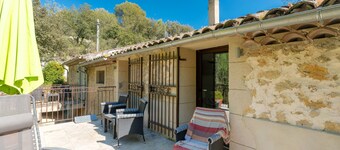 Cottage 'Le Romarin' with Shared Pool, Wi-Fi and Air Conditioning