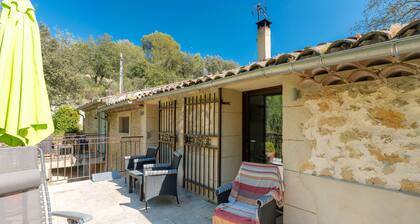 Cottage 'Le Romarin' with Shared Pool, Wi-Fi and Air Conditioning