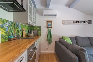 Interior - Cottage 'Le Romarin' with Shared Pool, Wi-Fi and Air Conditioning (Puget)