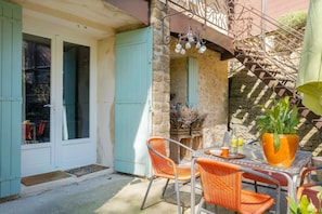 تناول الطعام بالخارج