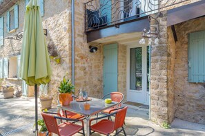 تناول الطعام بالخارج