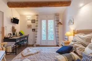 1 bedroom, WiFi, bed sheets - Bed and Breakfast 'Gourmandise' with Shared Pool, Wi-Fi and Air Conditioning (Puget)