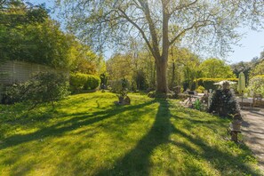 Property grounds - Bed and Breakfast 'Gourmandise' with Shared Pool, Wi-Fi and Air Conditioning (Puget)