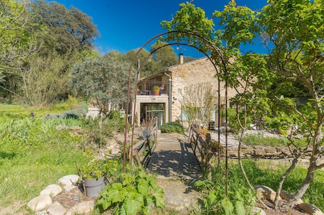 Áreas de la propiedad. Bed and Breakfast 'Gourmandise' with Shared Pool, Wi-Fi and Air Conditioning