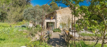 Bed and Breakfast 'Gourmandise' with Shared Pool, Wi-Fi and Air Conditioning