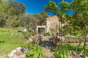 Property grounds - Bed and Breakfast 'Gourmandise' with Shared Pool, Wi-Fi and Air Conditioning (Puget)