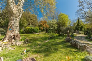 Property grounds - Bed and Breakfast 'La Réglisse' with Shared Pool, Wi-Fi and Air Conditioning (Puget)