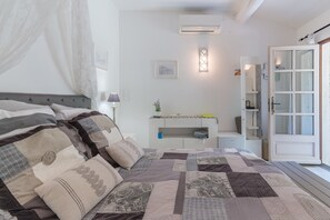 1 bedroom, WiFi, bed sheets - Bed and Breakfast 'La Réglisse' with Shared Pool, Wi-Fi and Air Conditioning (Puget)