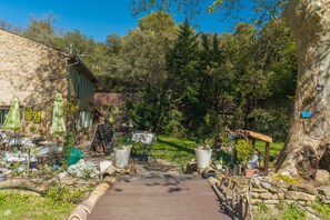 Outdoor dining - Bed and Breakfast 'La Réglisse' with Shared Pool, Wi-Fi and Air Conditioning (Puget)