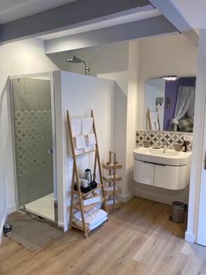 Douche, sèche-cheveux, serviettes fournies