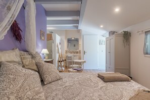 1 bedroom, WiFi, bed sheets - Bed and Breakfast 'Lavande' with Shared Pool, Wi-Fi and Air Conditioning (Puget)