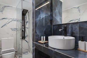 Een douche, een haardroger, handdoeken