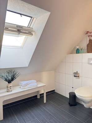 Shower, hair dryer, towels, soap - Express vacation apartment - directly on the Fläming Skate & great hiking trails (Jüterbog)