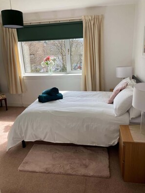 2 habitaciones, tabla de planchar con plancha, cuna de viaje y wifi