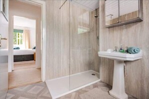 Douche, sèche-cheveux, serviettes fournies, shampoing