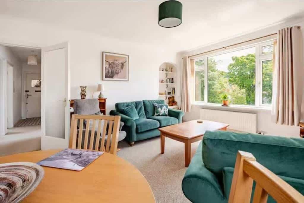 Smart TV, DVD player, books, offices