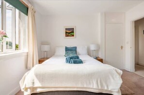 2 habitaciones, tabla de planchar con plancha y cuna de viaje