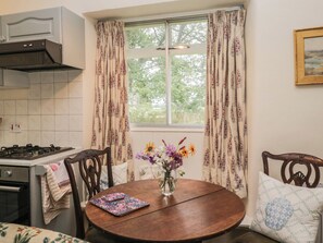 Cookware/dishes/utensils - The Laundrymaid's Cottage (Grange-over-Sands)