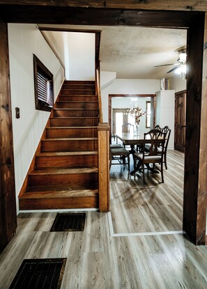 Dining - 3bedroom family friendly lodge in peaceful Beach Haven close to SusquehannaRiver (Berwick)