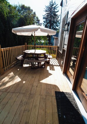 Outdoor dining - 3bedroom family friendly lodge in peaceful Beach Haven close to SusquehannaRiver (Berwick)