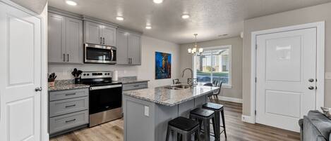 Réfrigérateur, four à micro-ondes, un four, surface de cuisson