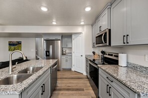 冷蔵庫、電子レンジ、オーブン、コンロ