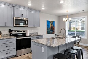 Refrigerador, microondas, horno, placa de cocina