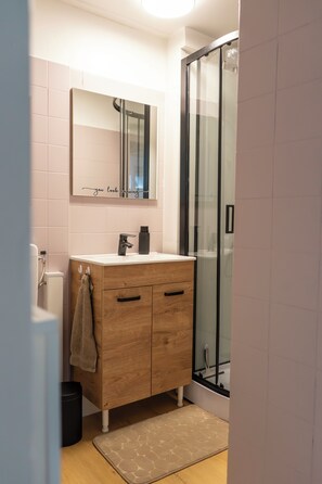 Dusche, Haartrockner, Handtücher, Toilettenpapier
