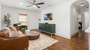 Living area - A great spot to close to downtown, the convention center and the Alamodome! (San Antonio)