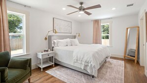 Room - A great spot to close to downtown, the convention center and the Alamodome! (San Antonio)
