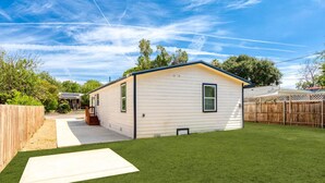 Property grounds - A great spot to close to downtown, the convention center and the Alamodome! (San Antonio)