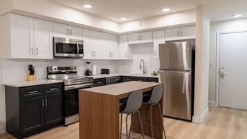 Een koelkast, een microgolfoven, een oven, een kookplaat