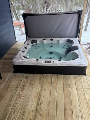 Outdoor spa tub - Little Sanctuary  2bedroom cabin in beautiful National City,MI 20 min from Tawas (National City)