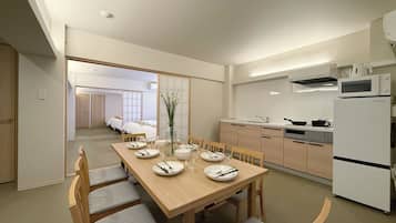 Departamento de estilo japonés  | Área de sala de estar | Smart TV de 55 pulgadas con canales por cable