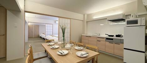 일본식 아파트 | 거실 공간 | 케이블 채널 시청이 가능한 55인치 스마트 TV