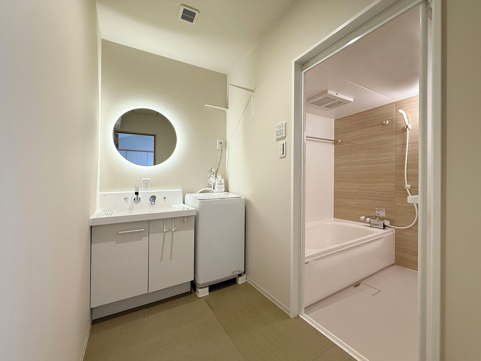 Apartemen bergaya Jepang  | Kamar mandi | Sandal