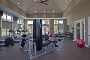 Apartment | 1 bedroom - Top Floor Water View King Bed Pool Gym (Westerville)